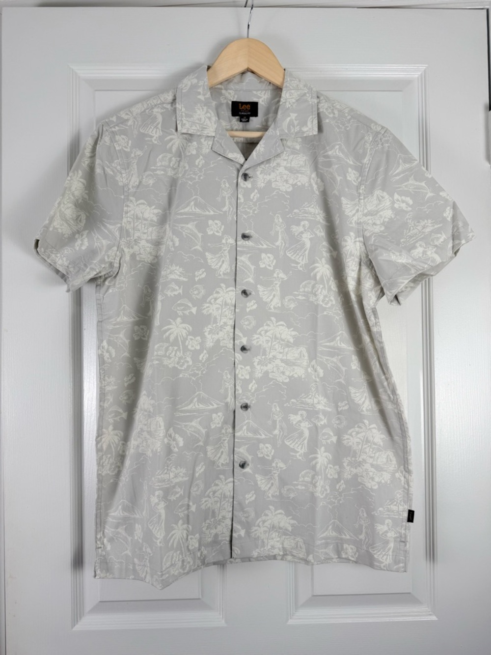 Lee Men's Short-Sleeve Button-Down Hawaiian Shirt in Light Silver Gray and Ivory